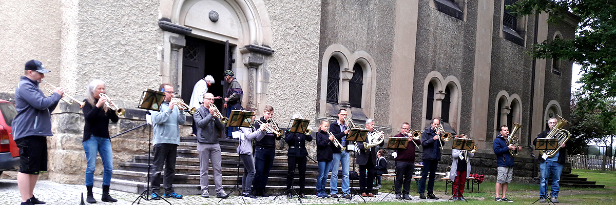 Posaunenchor vor der Kirche